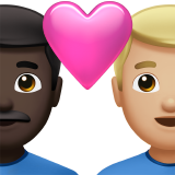 Coppia Con Cuore: Uomo, Uomo, Carnagione Scura, Carnagione Abbastanza Chiara per Apple iOS 18.4
