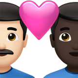 Stel met hart: man, man, lichte huidskleur, donkere huidskleur voor Apple iOS 18.4
