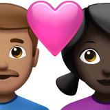 Pár se srdcem – muž: střední odstín pleti, žena: tmavý odstín pleti pro Apple iOS 18.4