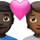 Couple avec cœur : homme, personne, teint foncé, teint moyen-foncé pour Apple iOS 18.4