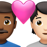 Pasangan Berhati: Pria, Orang, Warna Kulit Sedang-Gelap, Warna Kulit Cerah untuk Apple iOS 18.4