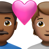 Pár se srdcem: muž, osoba, středně tmavý odstín pleti, střední tón pleti pro Apple iOS 18.4