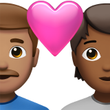 Coppia con cuore: uomo, persona, carnagione media, carnagione medio-scura per Apple iOS 18.4