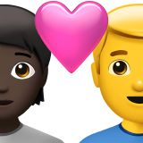 Apple iOS 18.4의 경우 하트가 있는 커플: 사람, 남자, 어두운 피부톤, 피부톤 없음