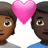 Couple avec cœur : personne, homme, teint moyen-foncé, teint foncé pour Apple iOS 18.4