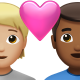 Coppia con cuore: persona, uomo, carnagione medio-chiara, carnagione medio-scura per Apple iOS 18.4
