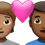 Coppia con cuore: persona, uomo, carnagione media, carnagione medio-scura per Apple iOS 18.4