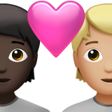 Couple Avec Cœur: Adulte, Adulte, Peau Foncée, Peau Moyennement Claire pour Apple iOS 18.4
