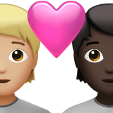 Couple Avec Cœur: Adulte, Adulte, Peau Moyennement Claire, Peau Foncée pour Apple iOS 18.4