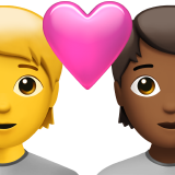 Pár se srdcem: osoba, osoba, žádný odstín pleti, středně tmavý odstín pleti pro Apple iOS 18.4