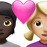 Parella amb cor: persona, dona, pell fosca, pell mitjana-clara per Apple iOS 18.4