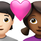 Pár se srdcem: osoba, žena, světlý odstín pleti, středně tmavý odstín pleti pro Apple iOS 18.4