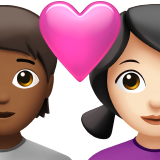Pár se srdcem: Osoba, Žena, Středně tmavý odstín pleti, světlý odstín pleti pro Apple iOS 18.4