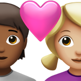 Paar mit Herz: Person, Frau, mitteldunkler Hautton, mittelheller Hautton für Apple iOS 18.4