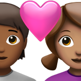 Parella amb cor: persona, dona, pell fosca, pell mitjana per Apple iOS 18.4