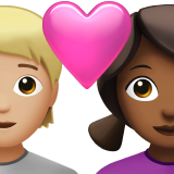 Parella amb cor: persona, dona, pell mitjana-clara, pell mitjana-fosca per Apple iOS 18.4