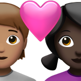 Cặp đôi có trái tim: Người, Phụ nữ, Màu da trung bình, Màu da tối cho Apple iOS 18.4