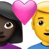 Pár se srdcem – žena: tmavý odstín pleti, muž: žádný odstín pleti pro Apple iOS 18.4