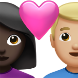 Stel met hart: vrouw, man, donkere huidskleur, lichtgetinte huidskleur voor Apple iOS 18.4
