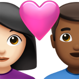 Stel met hart: vrouw, man, lichte huidskleur, donkergetinte huidskleur voor Apple iOS 18.4