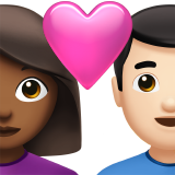 Stel met hart: vrouw, man, donkergetinte huidskleur, lichte huidskleur voor Apple iOS 18.4