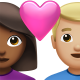 Cuplu cu inimă: Femeie, Bărbat, ten mediu-închis, ten mediu-deschis pentru Apple iOS 18.4