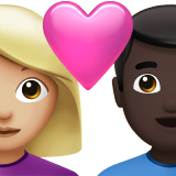 Stel met hart: vrouw, man, lichtgetinte huidskleur, donkere huidskleur voor Apple iOS 18.4