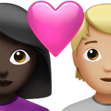 Pár se srdcem: žena, osoba, tmavý odstín pleti, středně světlý tón pleti pro Apple iOS 18.4