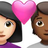 Pár se srdcem: žena, osoba, světlý odstín pleti, středně tmavý odstín pleti pro Apple iOS 18.4