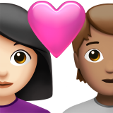 Parella amb cor: dona, persona, pell clara, pell mitjana per Apple iOS 18.4