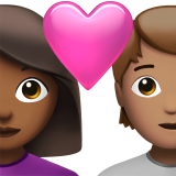 Coppia con cuore: donna, persona, carnagione medio-scura, carnagione media per Apple iOS 18.4