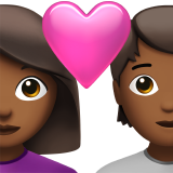 Paar mit Herz: Frau, Person, mitteldunkle Hautfarbe für Apple iOS 18.4