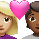 Paar mit Herz: Frau, Person, mittelheller Hautton, mitteldunkler Hautton für Apple iOS 18.4