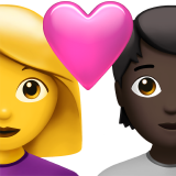Couple avec cœur : femme, personne, sans teint, teint foncé pour Apple iOS 18.4
