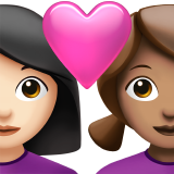 Pár se srdcem: Žena, Žena, Světlý odstín pleti, Střední odstín pleti pro Apple iOS 18.4