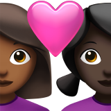Pár se srdcem: Žena, Žena, Středně tmavý odstín pleti, Tmavý odstín pleti pro Apple iOS 18.4