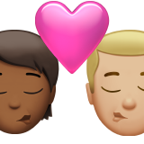 Kuss: Person, Mann, mitteldunkler Hautton, mittelheller Hautton für Apple iOS 18.4