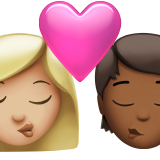 Φιλί: Γυναίκα, Πρόσωπο, Μεσαίου-ανοιχτός τόνος δέρματος, Μεσαίου-Σκούρου τόνου δέρματος για Apple iOS 18.4