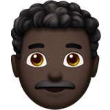 Muž: Tmavý odstín pleti, kudrnaté vlasy pro Apple iOS 18.4