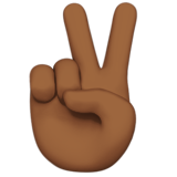 Mão Em V De Vitória: Pele Morena Escura para Apple iOS 18.4