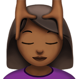 Wanita dipijat: warna kulit gelap-sedang untuk Apple iOS 18.4