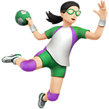 Hentbol oynayan kadın: açık cilt tonu için Apple iOS 18.4