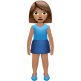 ผู้หญิงยืน: โทนผิวสีเหลือง สำหรับ Apple iOS 18.4