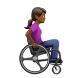 Žena na ručním invalidním vozíku otočená doprava: středně tmavý odstín pleti pro Apple iOS 18.4