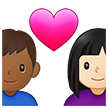 Stel met hart: vrouw, man, lichte huidskleur, donkergetinte huidskleur voor Samsung One UI 4.0 January 2022
