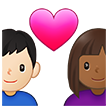 Stel met hart: vrouw, man, donkergetinte huidskleur, lichte huidskleur voor Samsung One UI 4.0 January 2022