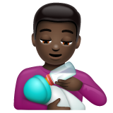 Man die een baby voedt: donkere huidskleur voor WhatsApp 2.25.1.75